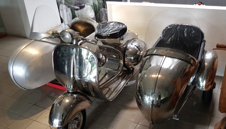 Custom Vintage Vespa: Explore its Versatility with Sidecar